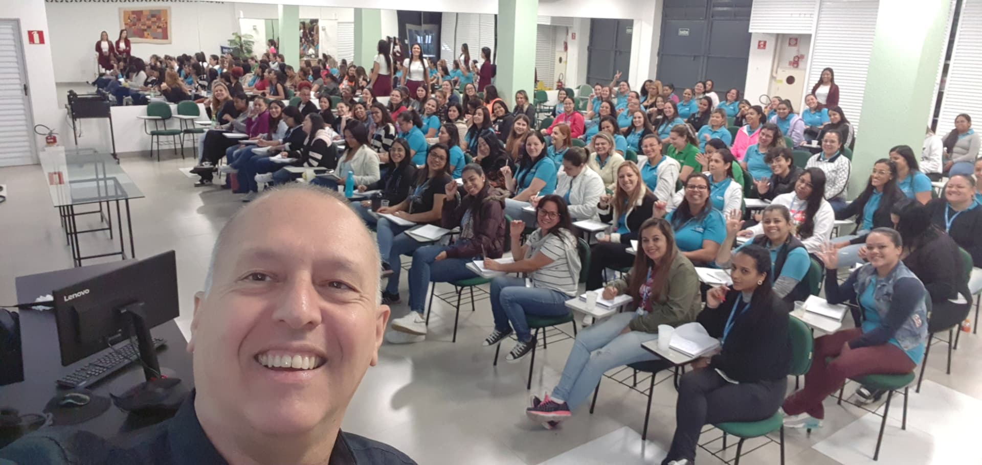 Rogério Chelucci em auditório lotado durante treinamento corporativo com mais de cem participantes